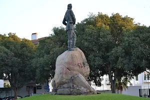 Statue of Bandeirante Antonio Raposo Tavares image