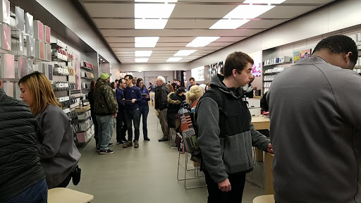 Computer Store «Apple Briarwood», reviews and photos, 100 Briarwood Cir, Ann Arbor, MI 48108, USA