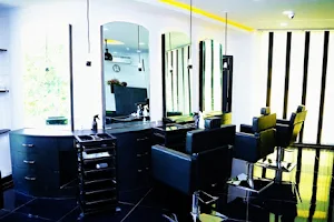 Zamm's (Hair-Beauty-Makeup Services & Academy) - Banjarahills image