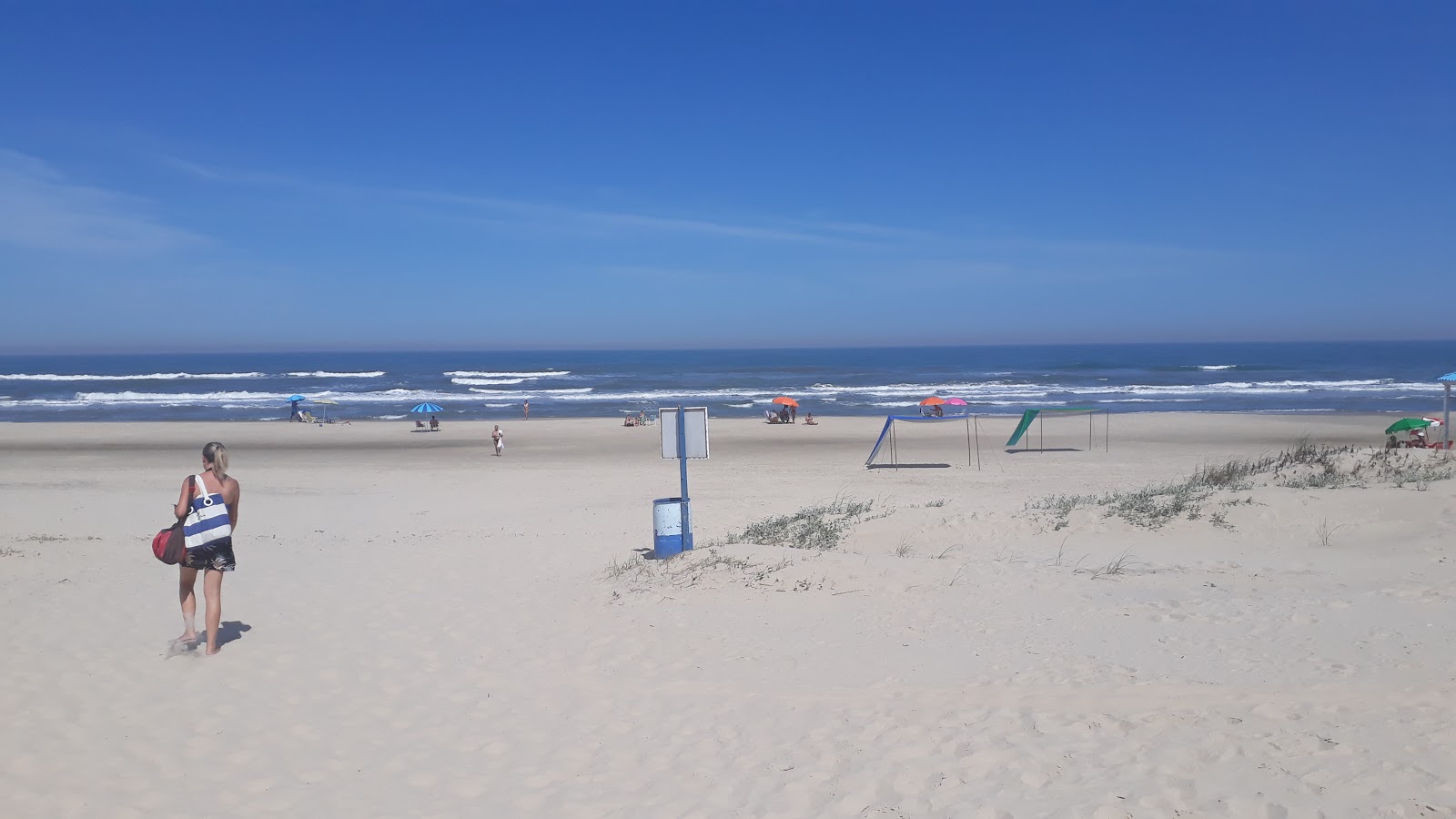 Foto von Xangri-la Strand mit lange, gerade küste