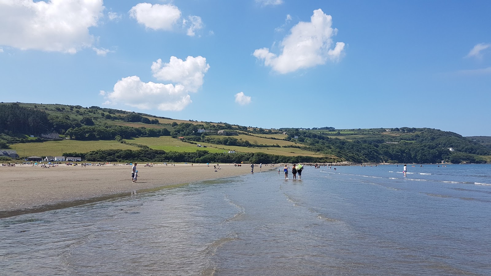 Foto di Poppit Sands beach con una superficie del sabbia beige