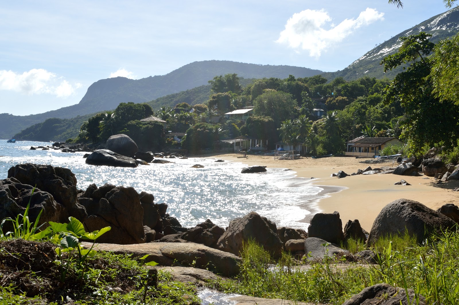 Foto av Praia de Calhaus omgiven av klippor