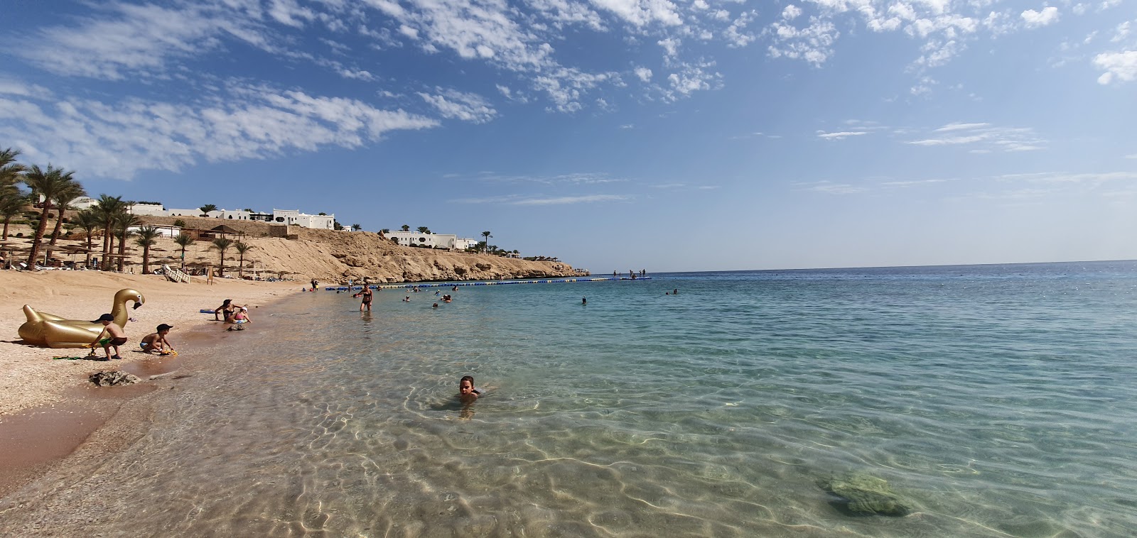 Foto van Inter Plaza Beach met ruime baai