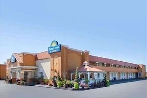 Days Inn & Suites by Wyndham Terre Haute image