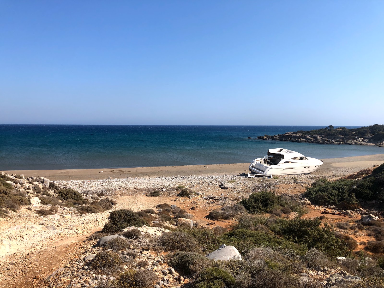Agios Georgios Beach II'in fotoğrafı küçük koy ile birlikte
