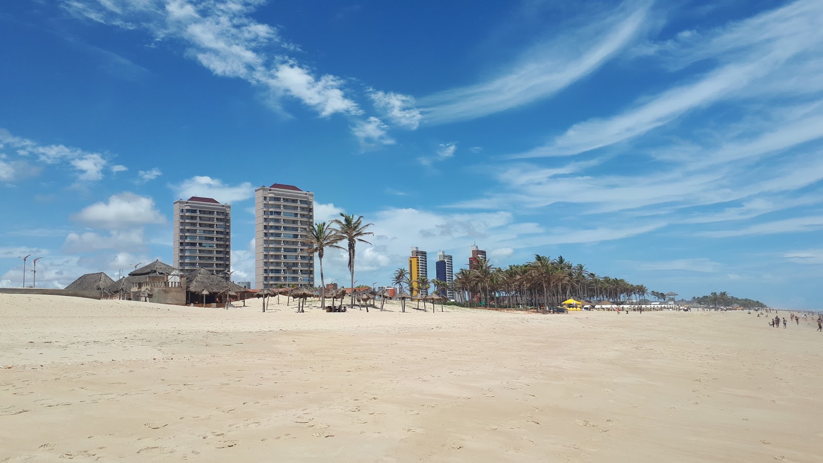 Φωτογραφία του Μέλλον Παραλία με φωτεινή λεπτή άμμο επιφάνεια