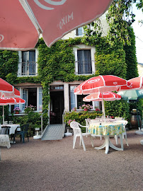 Atmosphère du Restaurant français Auberge Ensoleillée à Dun-les-Places - n°11