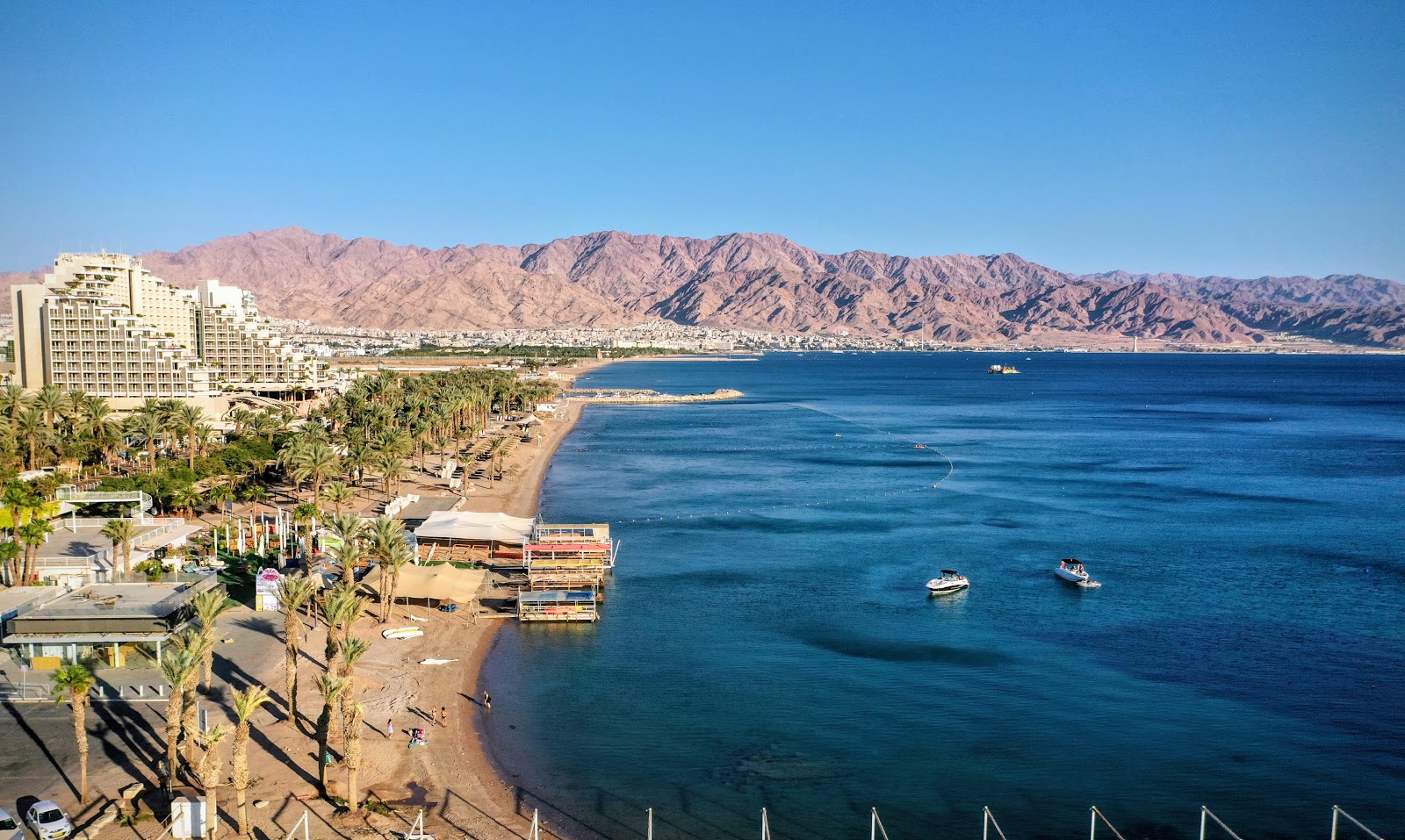 Foto di Royal Beach con una superficie del acqua cristallina