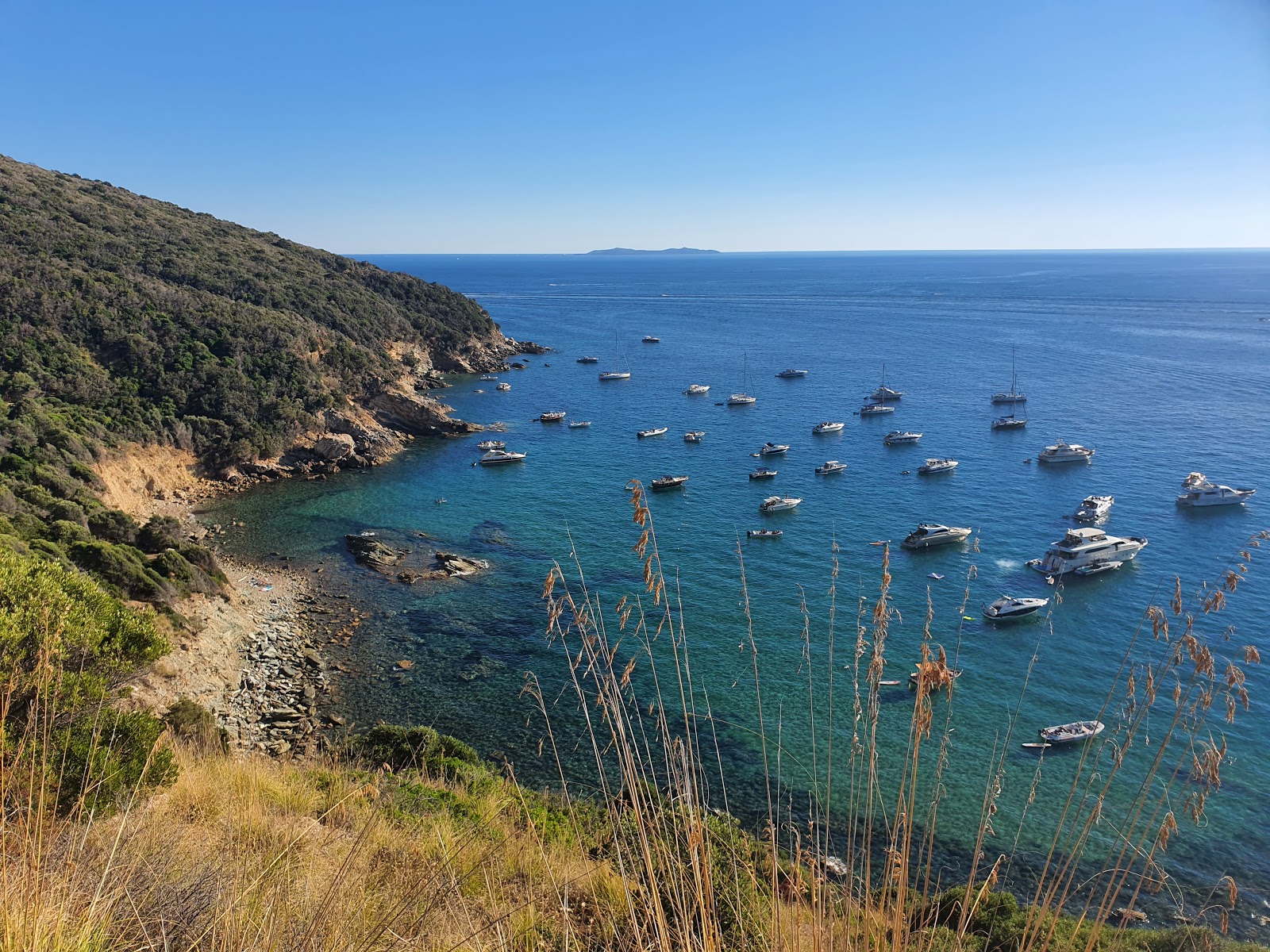 Foto di Cala Purgatorio con una superficie del terreno roccioso