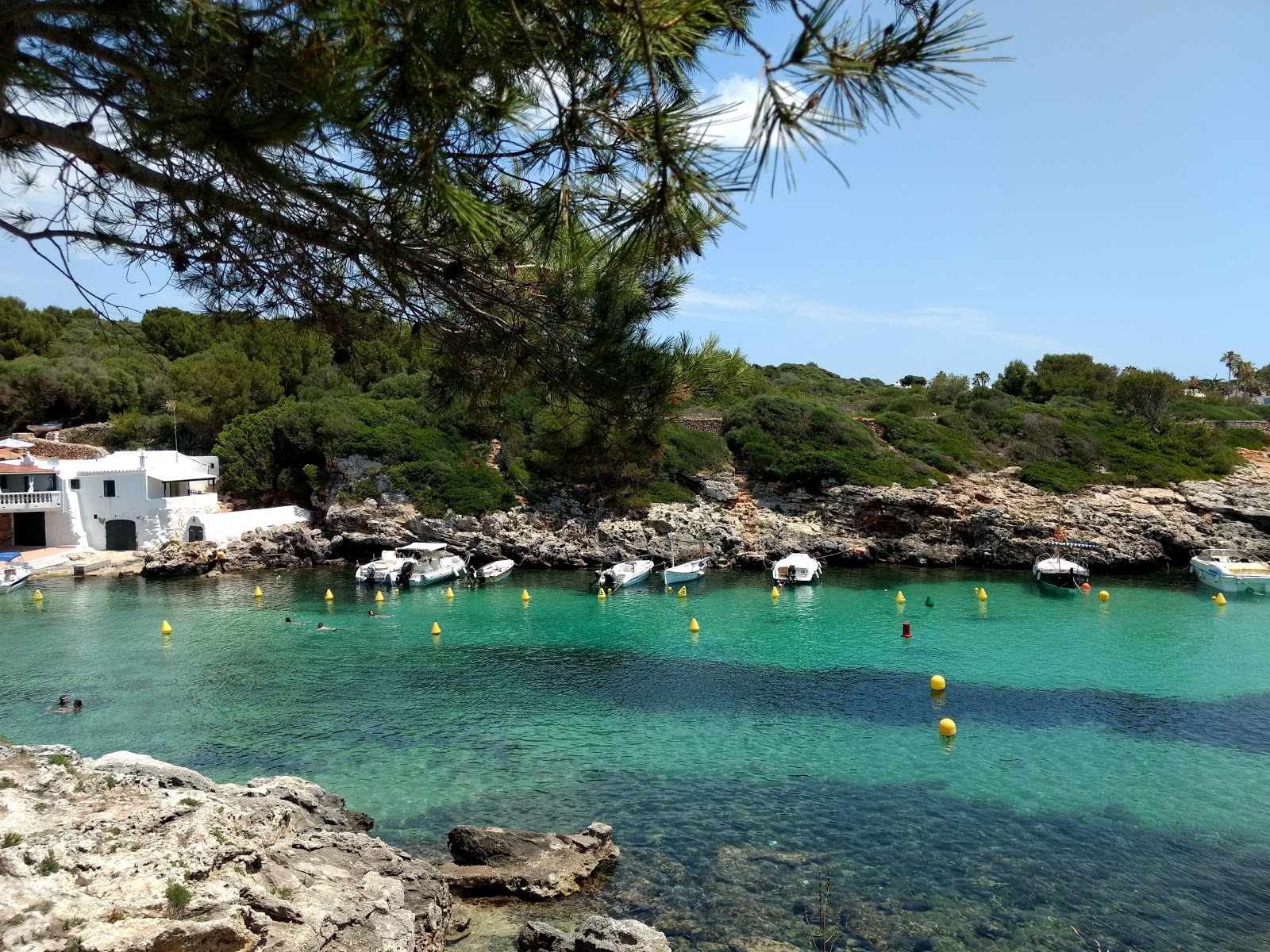 Binisafuller Playa'in fotoğrafı küçük koy ile birlikte