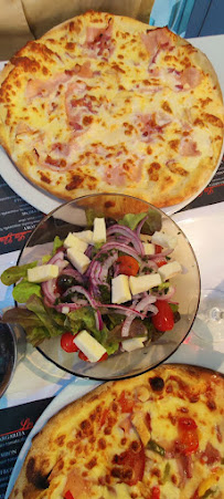 Plats et boissons du Pizzeria L'AUTHENTIQUE ( Pizza - Pâtes- Salades ) à La Capelle - n°9