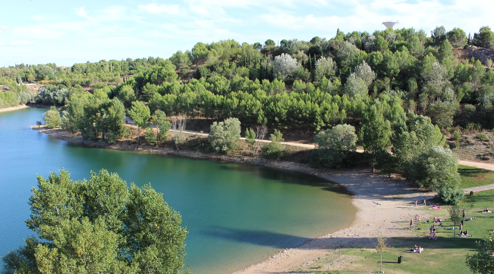 Foto von Plage du Lac du Cres mit beiger sand & steine Oberfläche