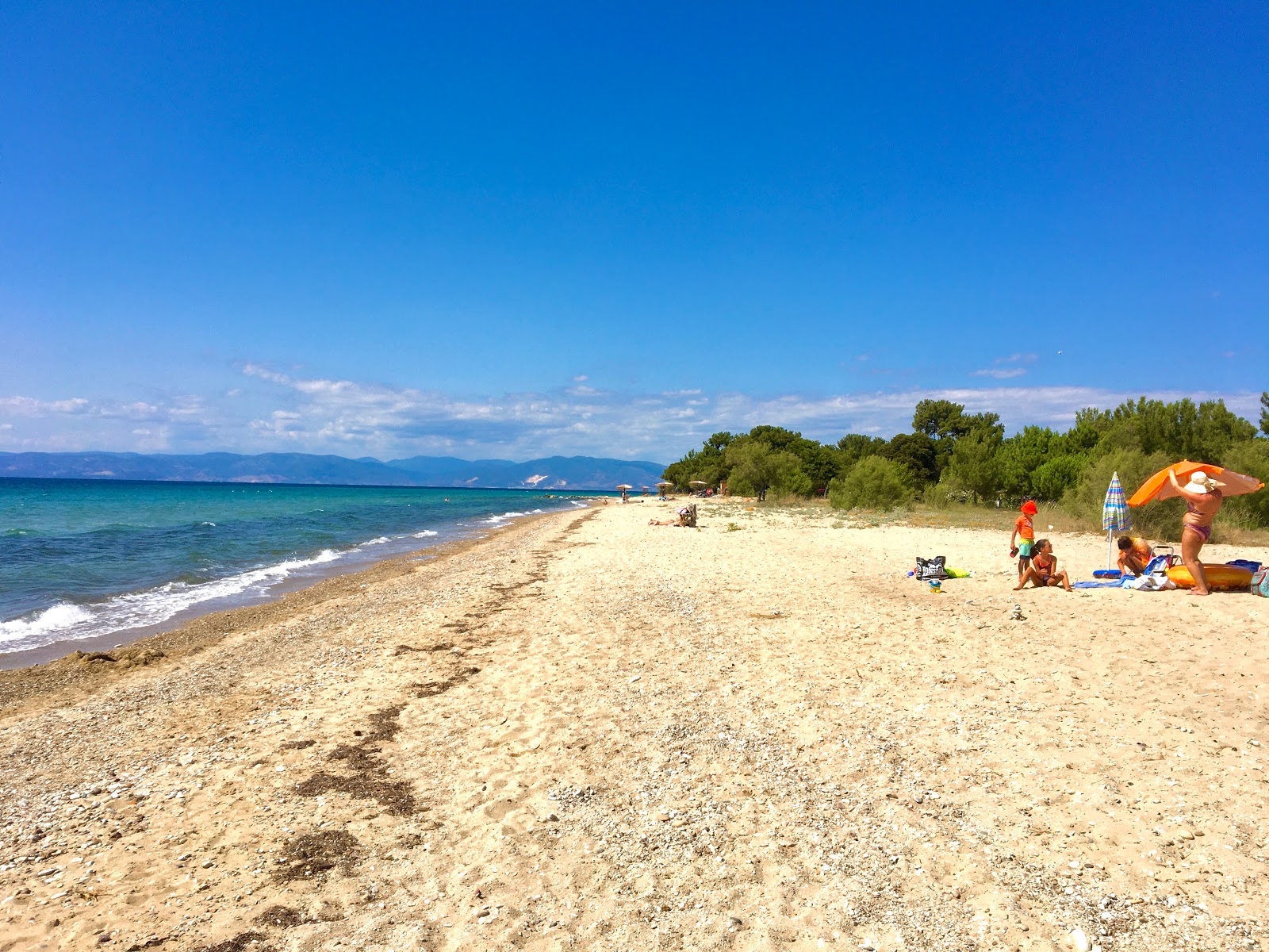 Fotografie cu Etisies beach cu nivelul de curățenie in medie