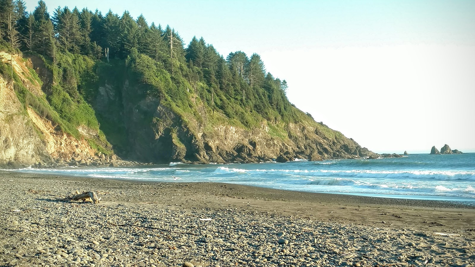 Foto von First Beach Quileute Res. umgeben von Bergen