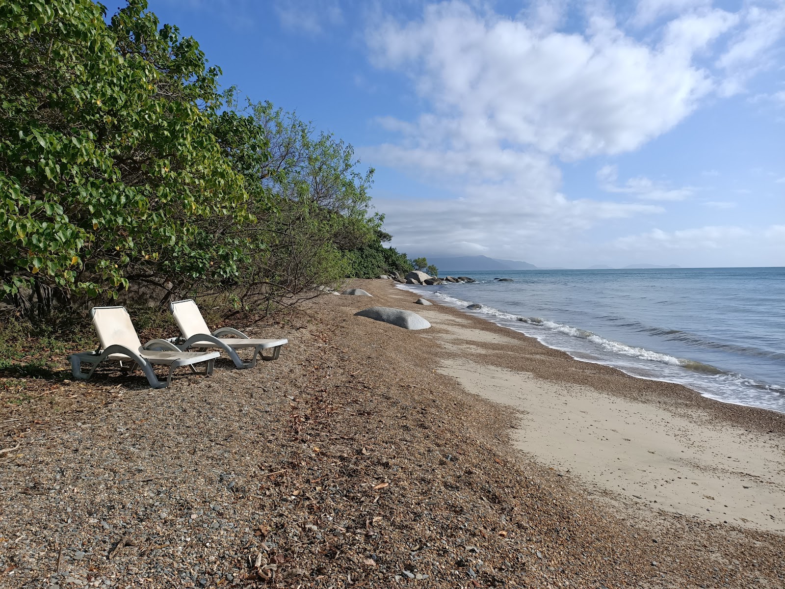 Quarantine Bay Beach的照片 带有碧绿色纯水表面