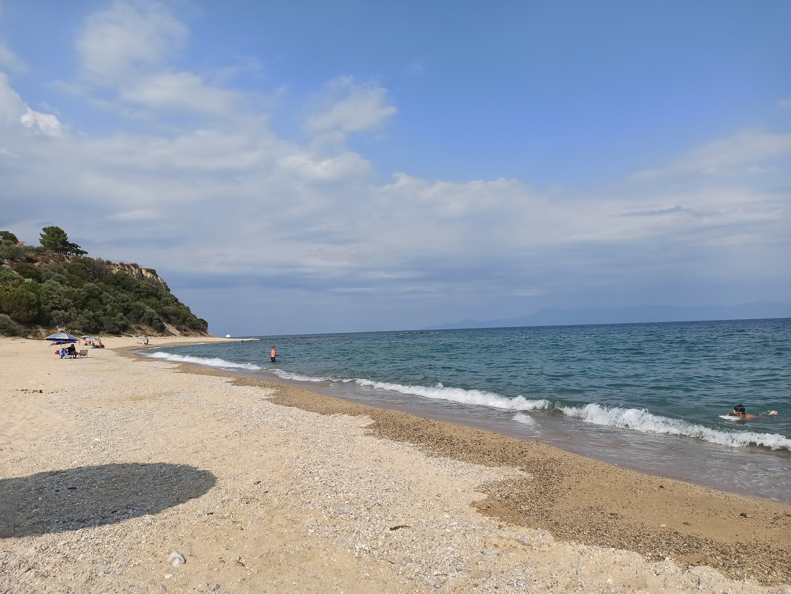 Foto di Kavala beach con una superficie del sabbia luminosa