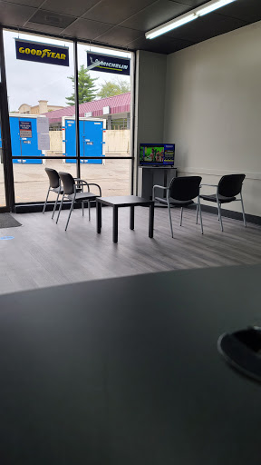 Auto Repair Shop «Autotire», reviews and photos, 85 Hilltop Village Center Dr, Eureka, MO 63025, USA