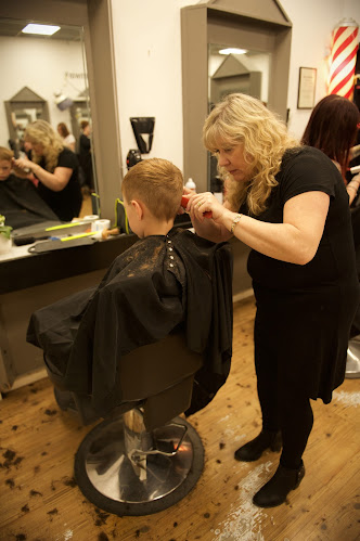 Comments and reviews of Elliotts Hairdressing