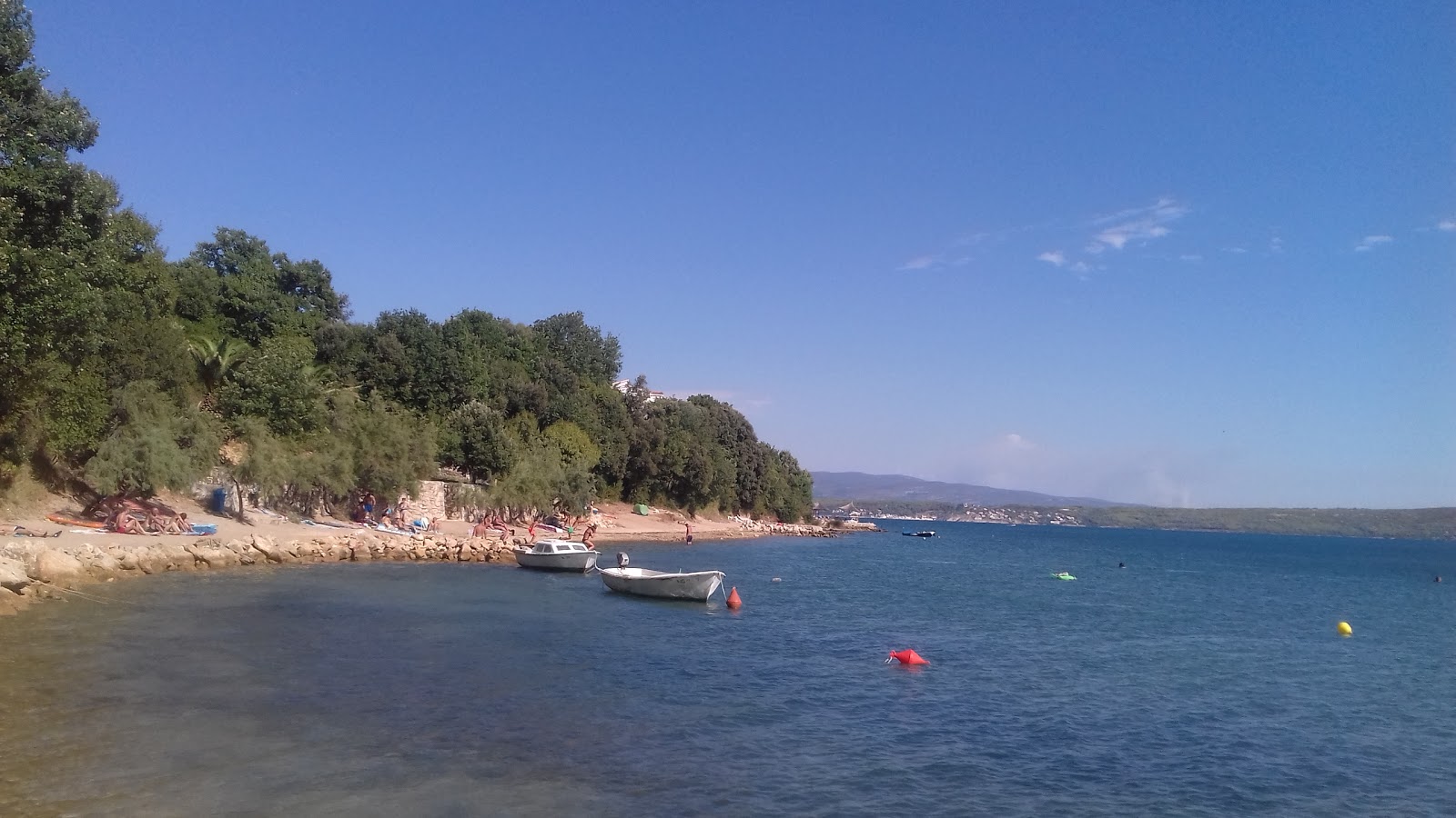 Foto von Posedarje beach II mit beiger kiesel Oberfläche