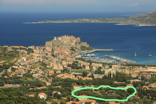 Clos San Michele : Maisons et Bergeries de charme à Calvi proche la plage en Corse, Meublés avec Spa et piscine chauffée, Accès PMR ideal pour 8 personnes, proche de la plage situé en Haute-Corse. à Calvi
