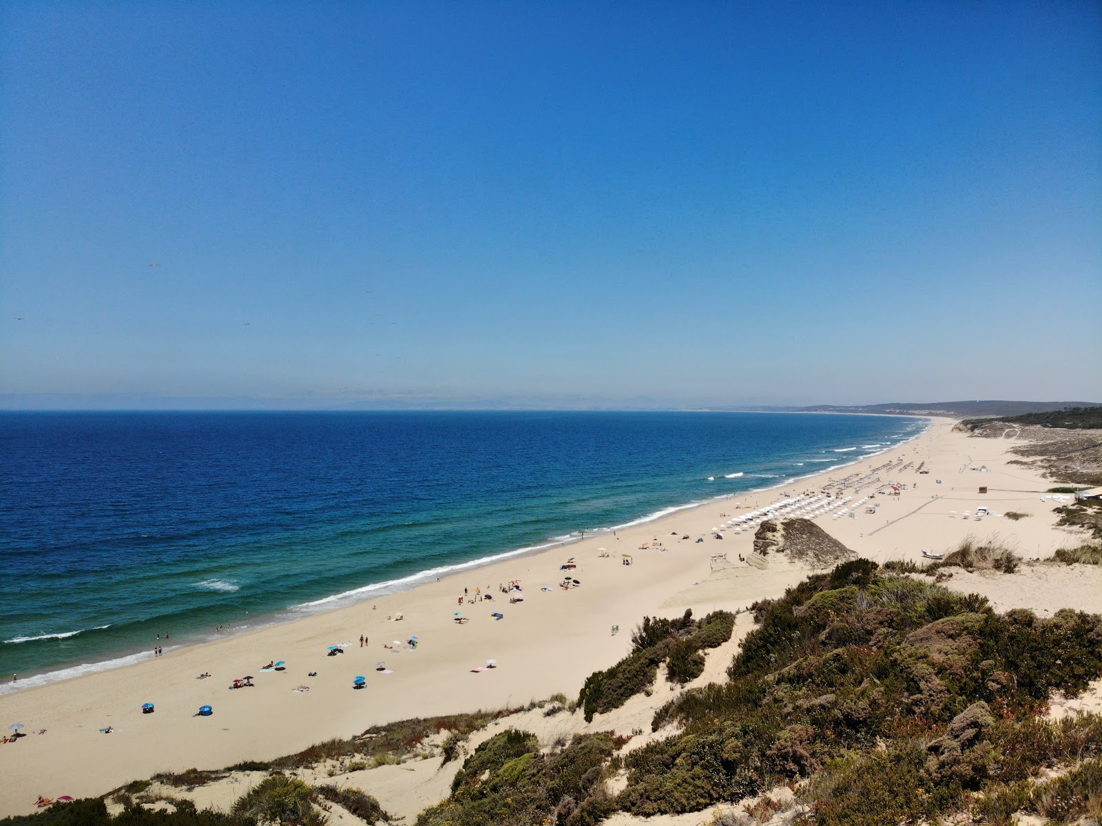 Foto di Praia do Meco con una superficie del sabbia bianca fine