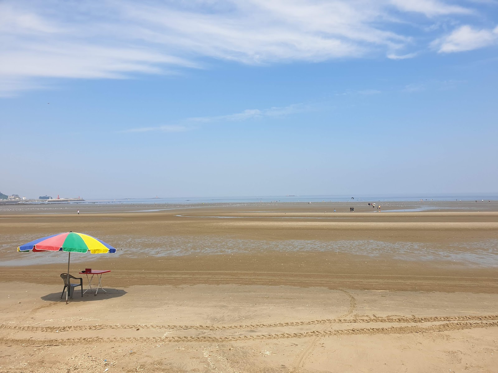 Photo de Chunjangdae Beach avec l'eau turquoise de surface