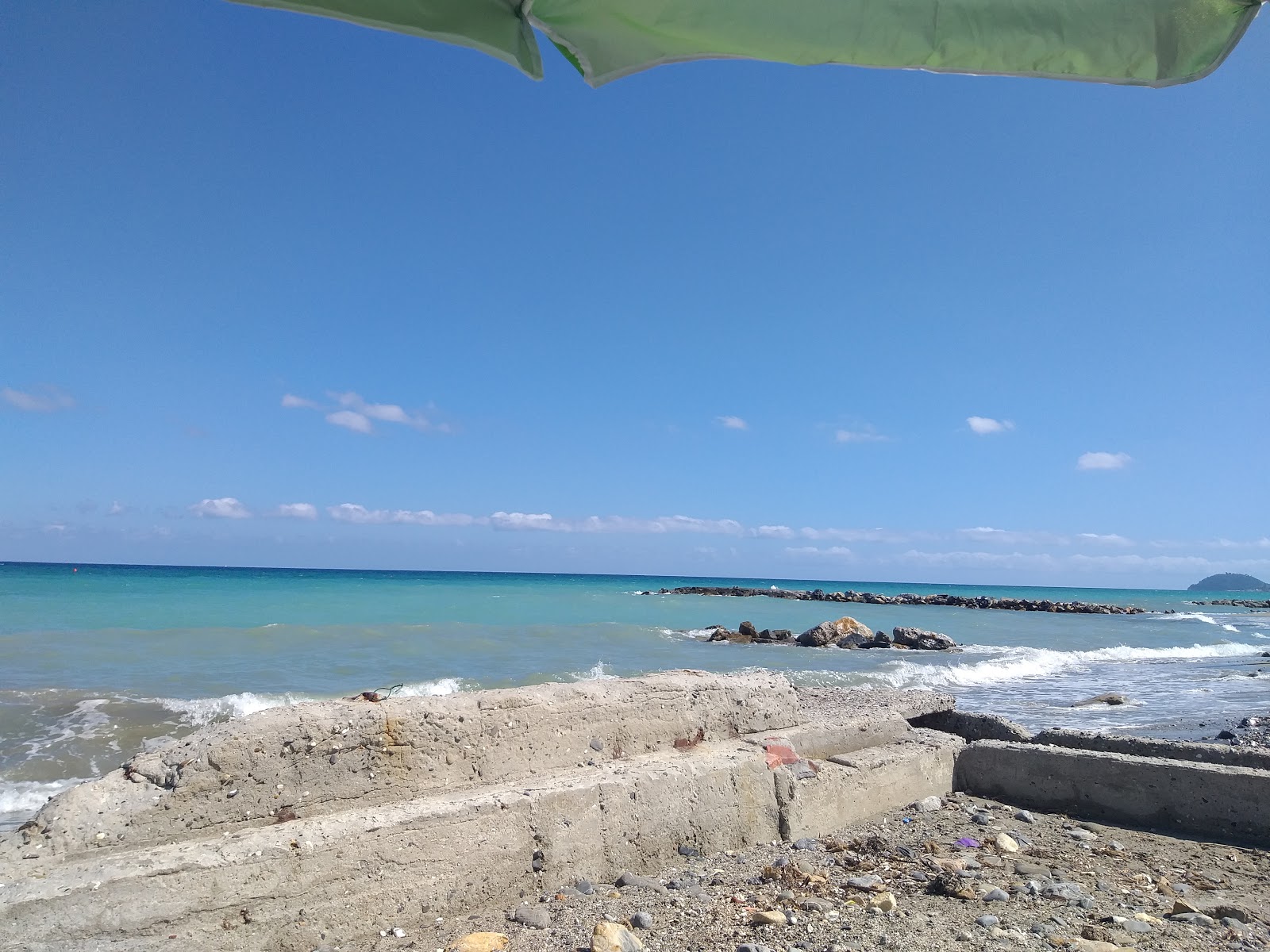 Ceriale dog beach的照片 带有蓝色的水表面