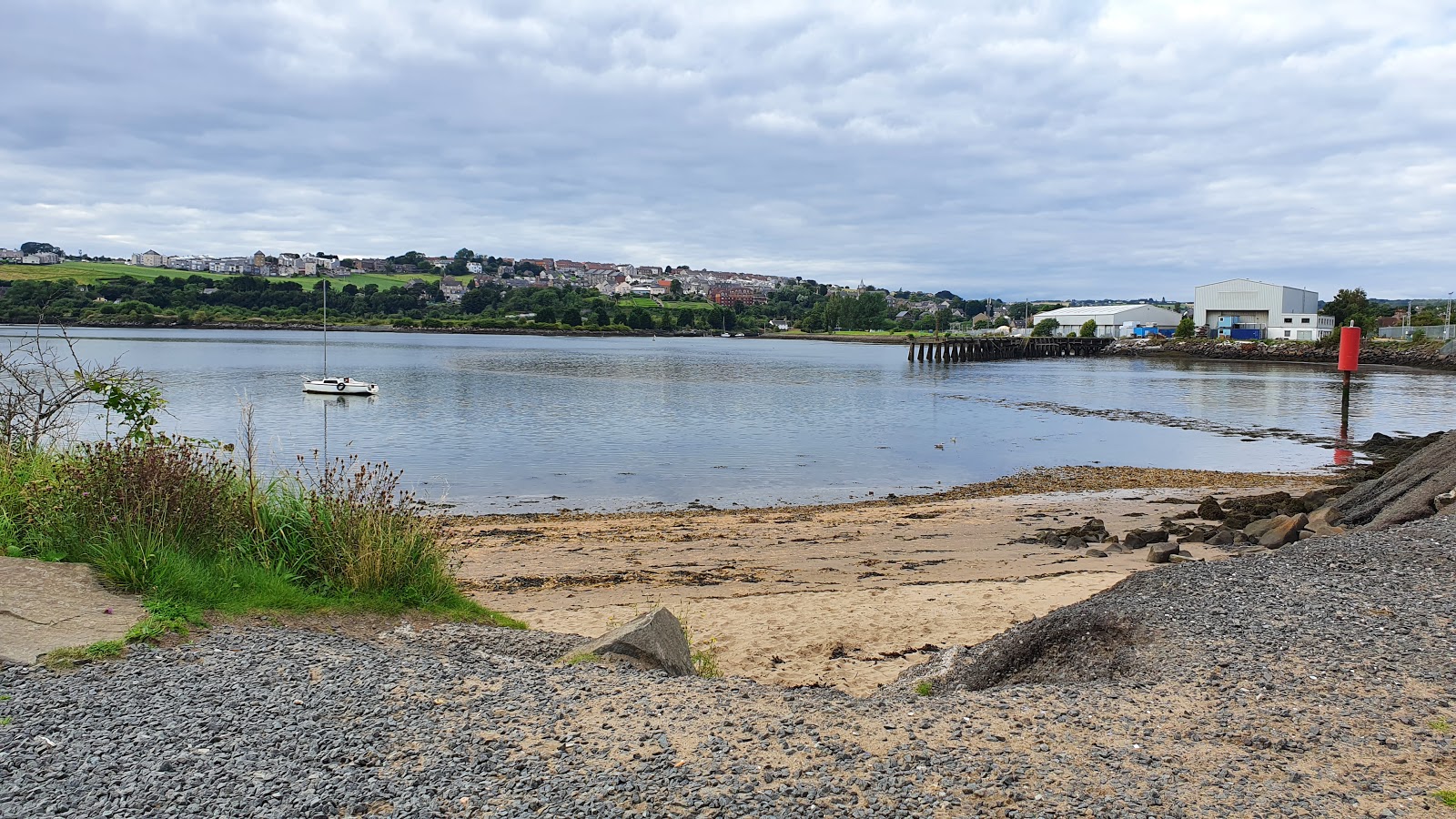 Inverkeithing Beach的照片 带有明亮的沙子表面