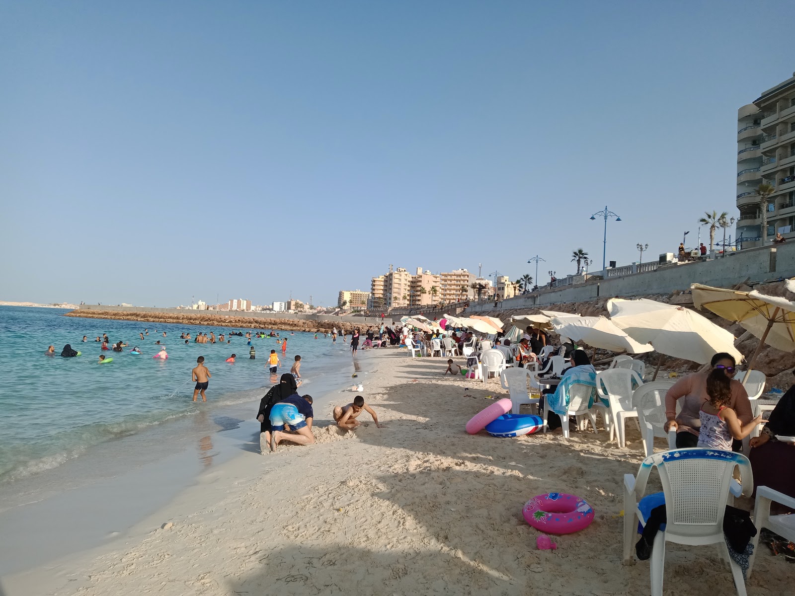 Φωτογραφία του Al Awam Beach με ευθεία ακτή