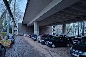 Parkplatz unter der Severinsbrücke image