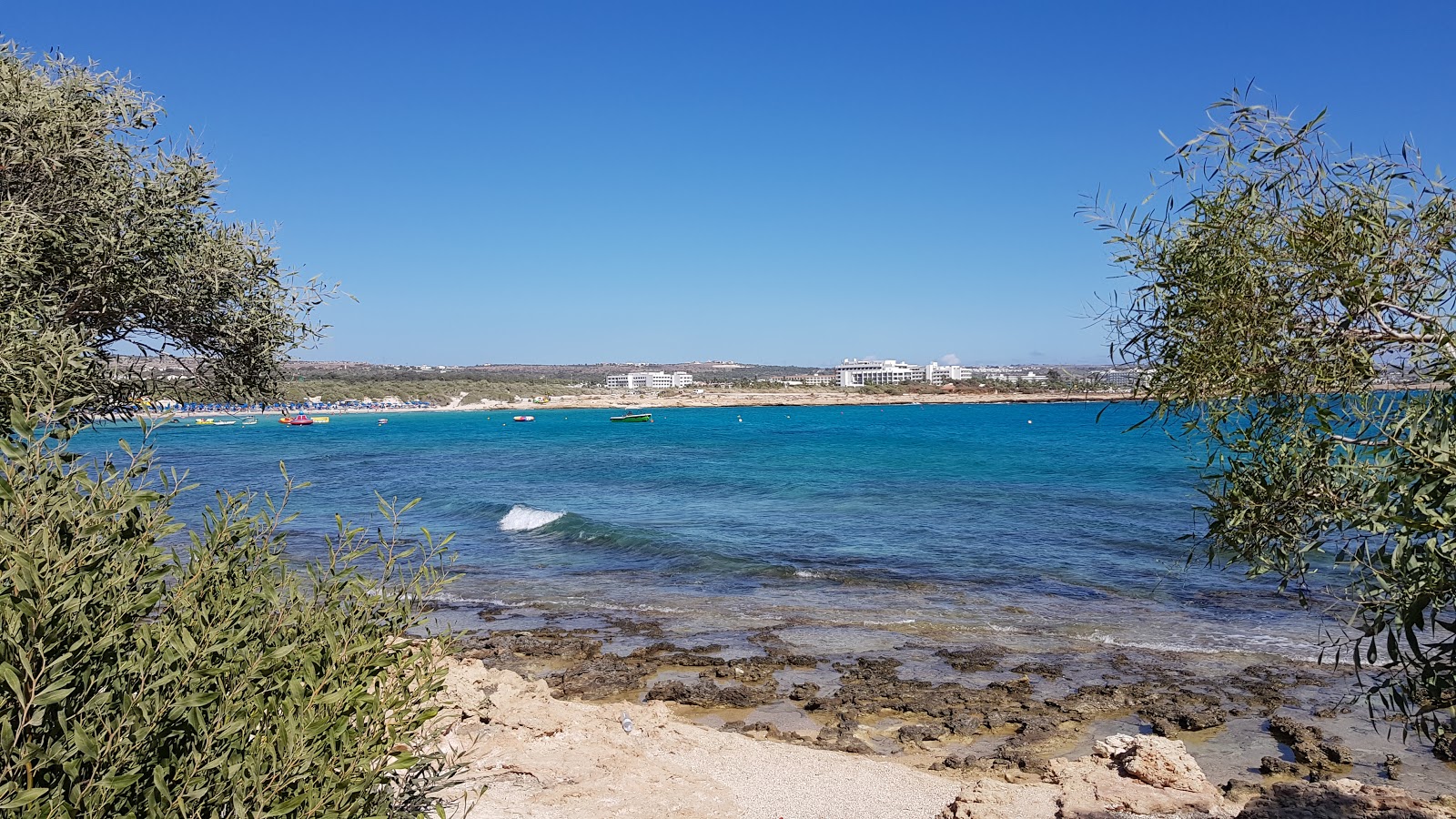 Mikri Landa beach'in fotoğrafı küçük koy ile birlikte