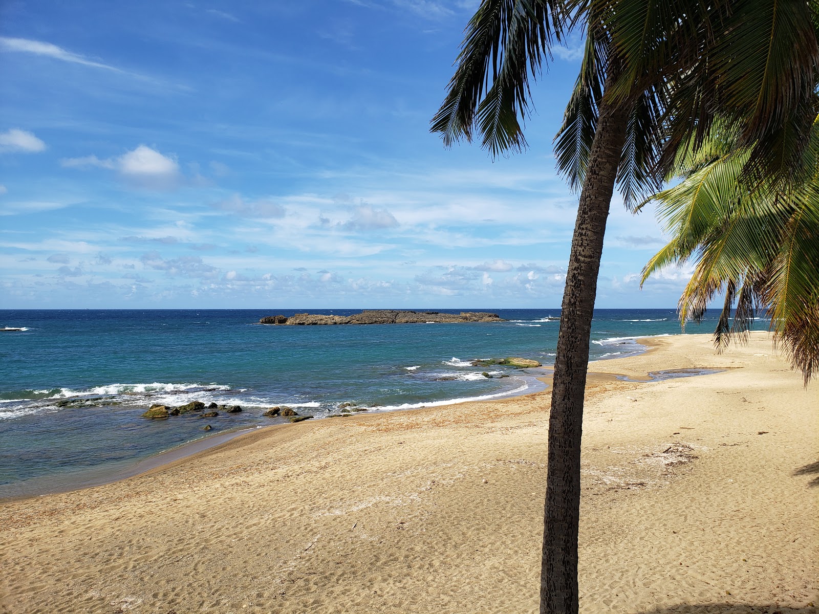 Foto von Playa Penon Brusi mit beiger sand Oberfläche