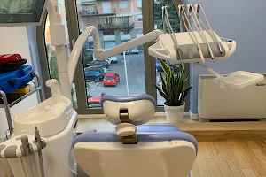 Dentista Dott. Kreat Kosturi image