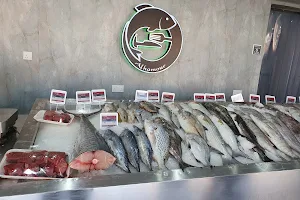 Al Hamour Seafood مطعم الهامور للمأكولات البحرية فرع بركاء image