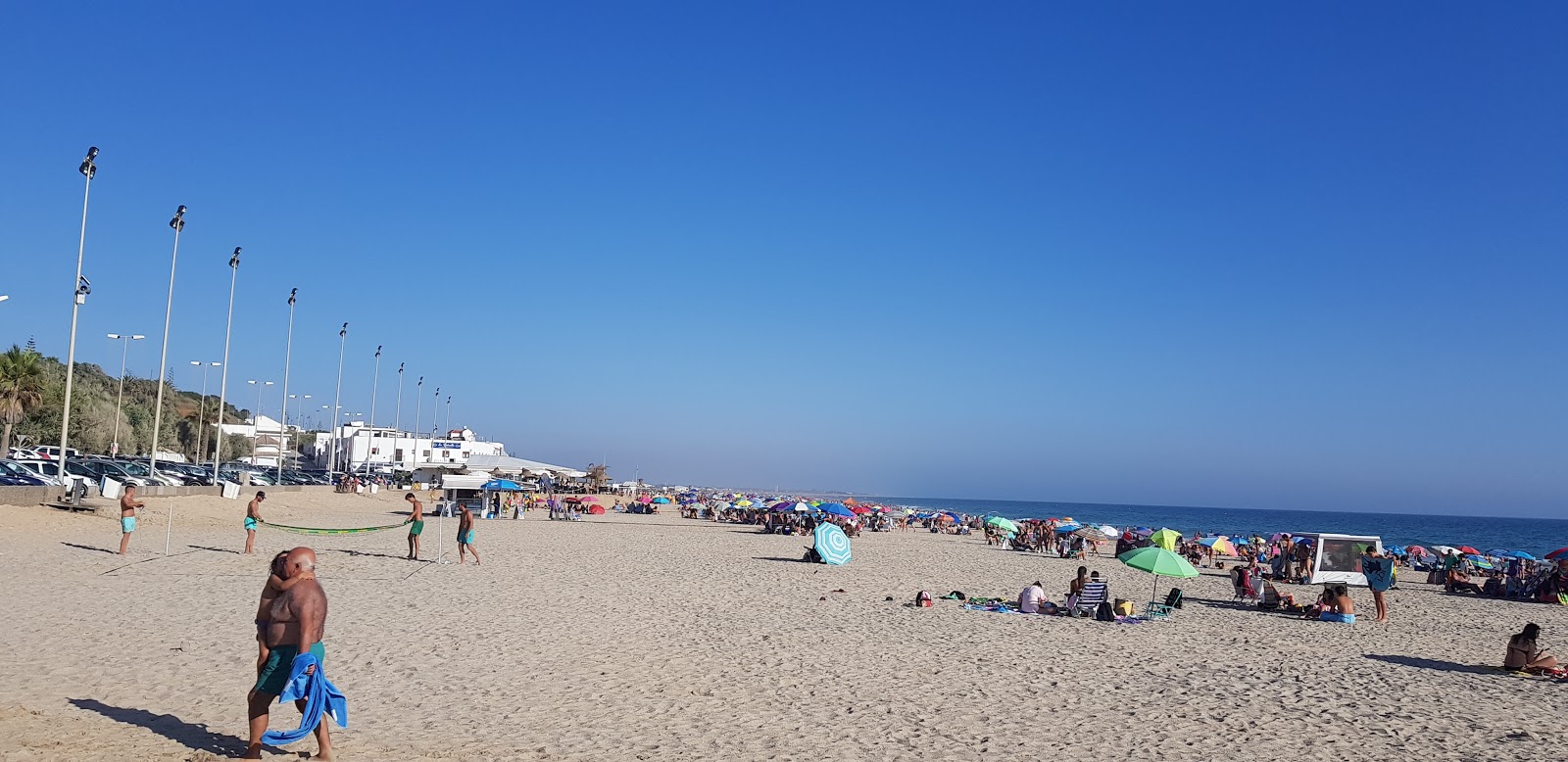 Playa de la Fontanilla En Conil'in fotoğrafı - rahatlamayı sevenler arasında popüler bir yer