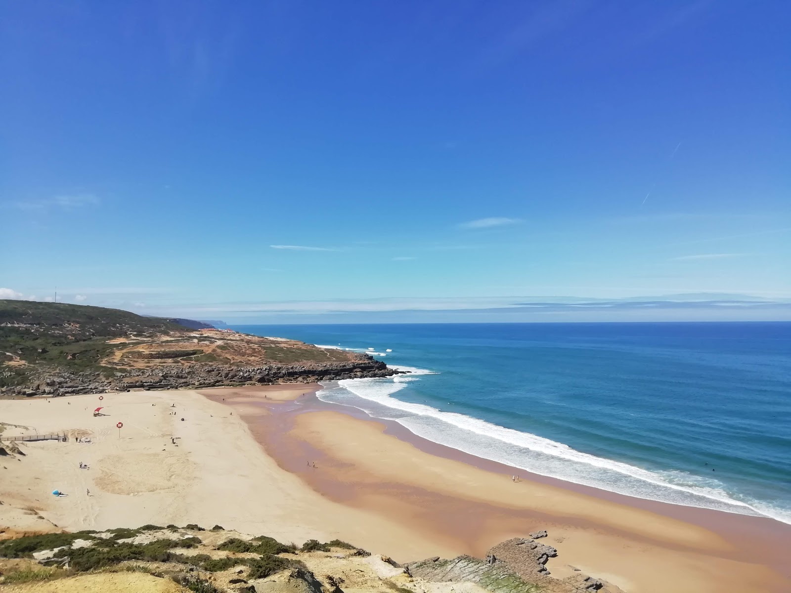 Foto di Foz do Lizandro sorretto da scogliere