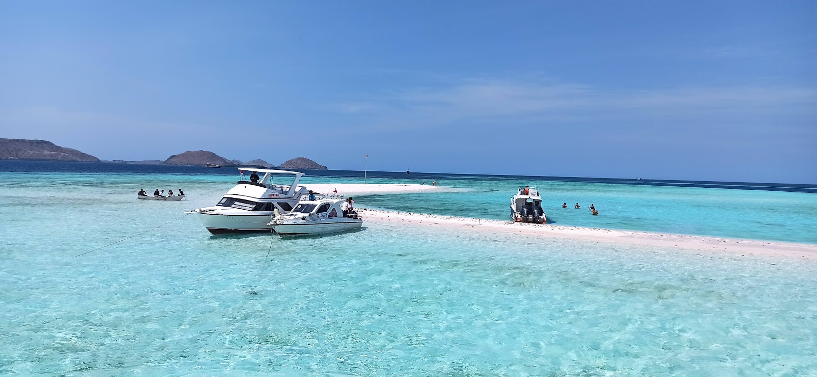 Foto von Katangan Sandbank mit eine gerade küstenlinie