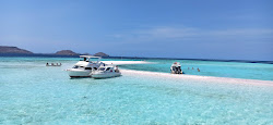 Foto von Katangan Sandbank mit eine gerade küstenlinie