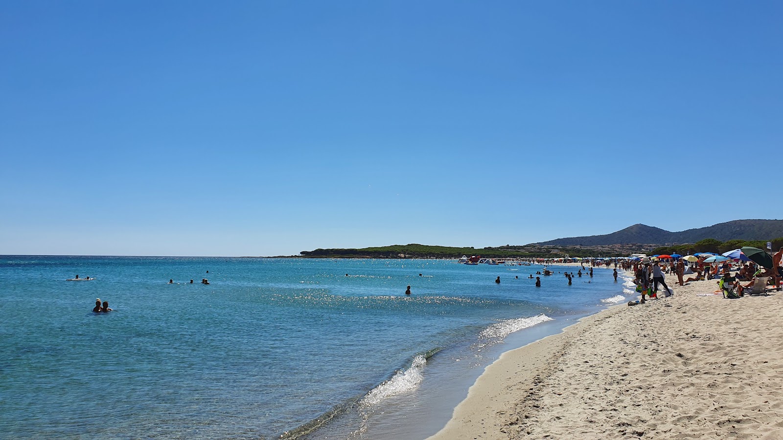 Foto de Playa de Budoni con agua cristalina superficie