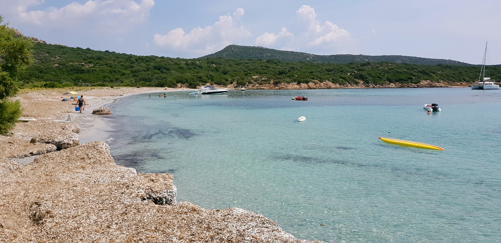Fotografie cu Arbitru beach cu o suprafață de apa pură turcoaz