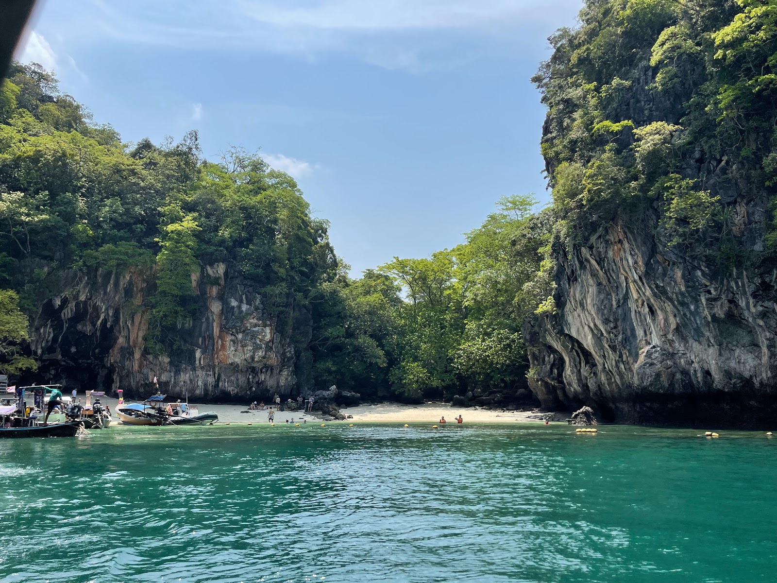 Koh Lao Beach'in fotoğrafı dağlarla çevrili