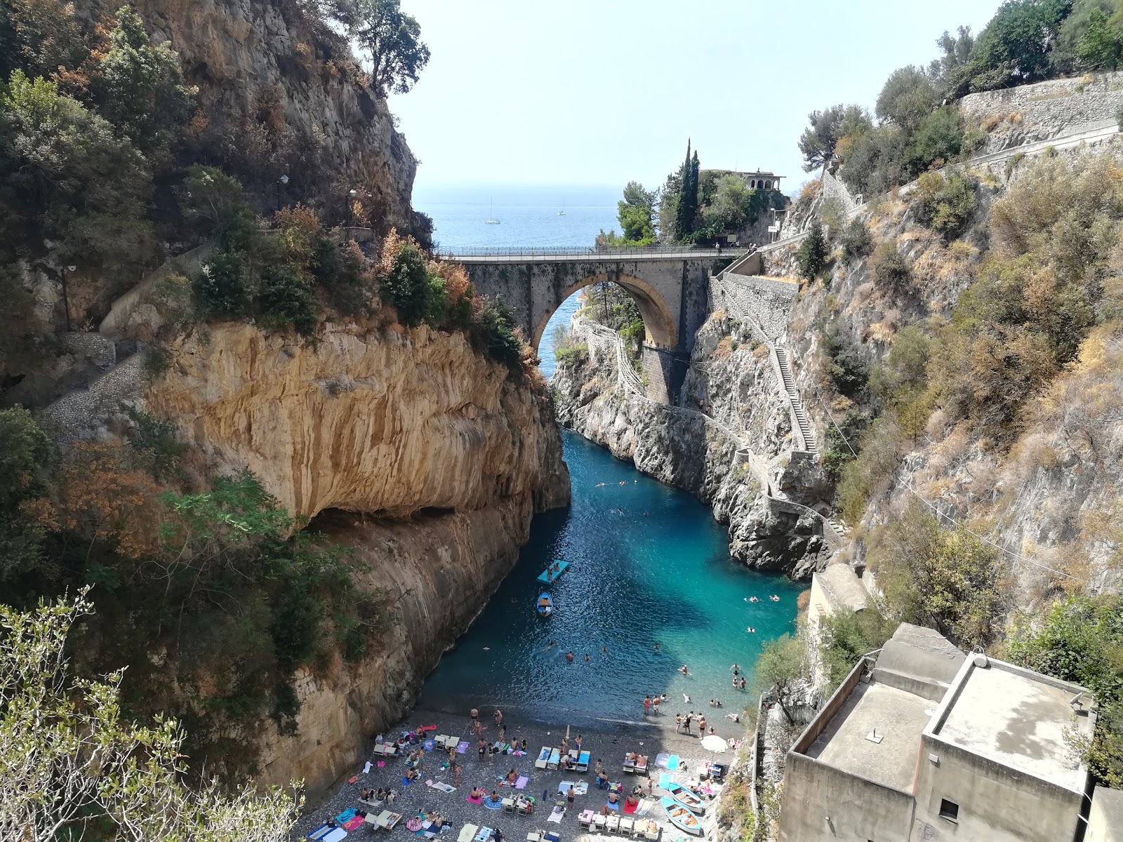 Spiaggia di Furore'in fotoğrafı gri ince çakıl taş yüzey ile