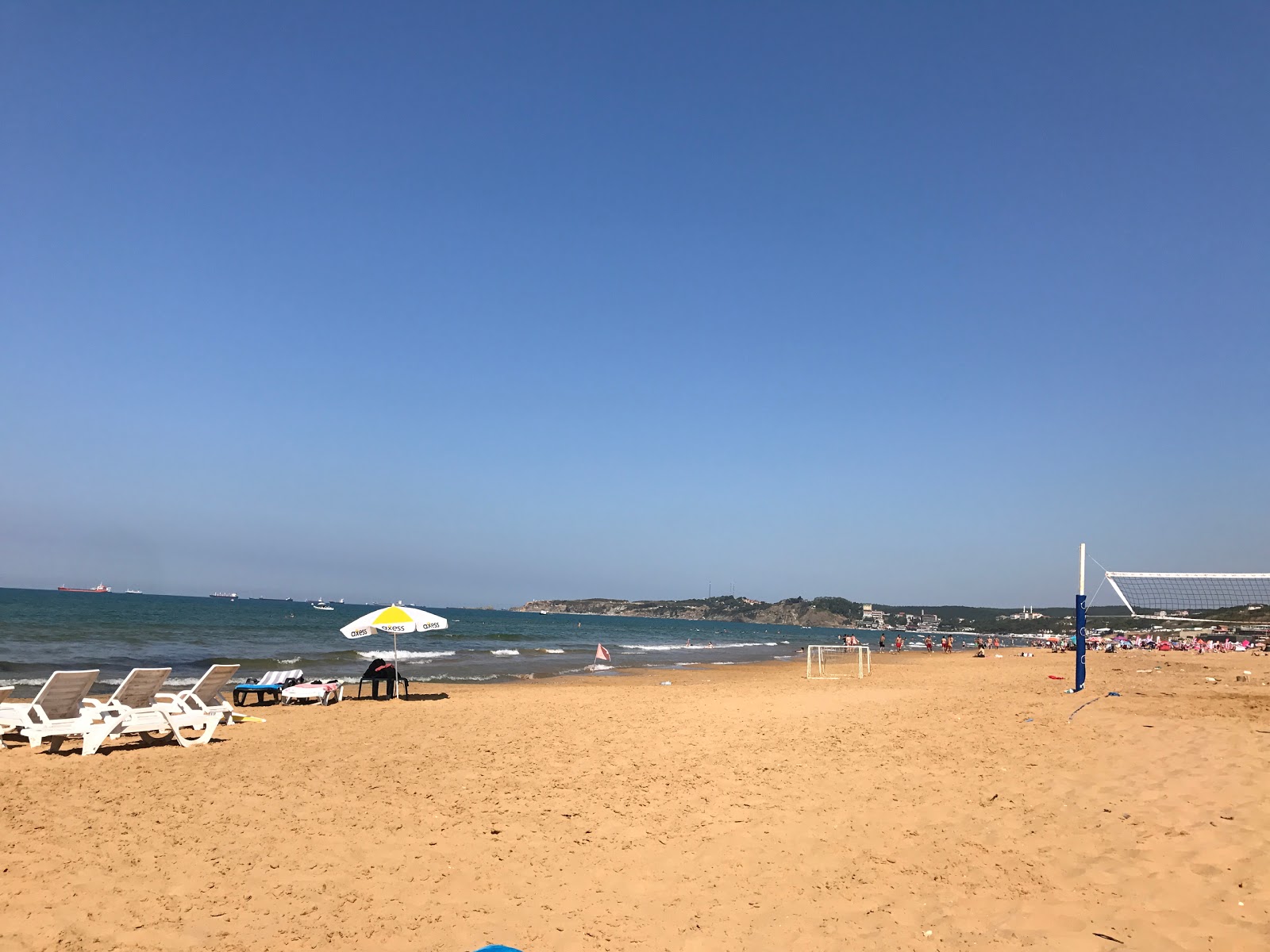 Foto von Burc beach und die siedlung