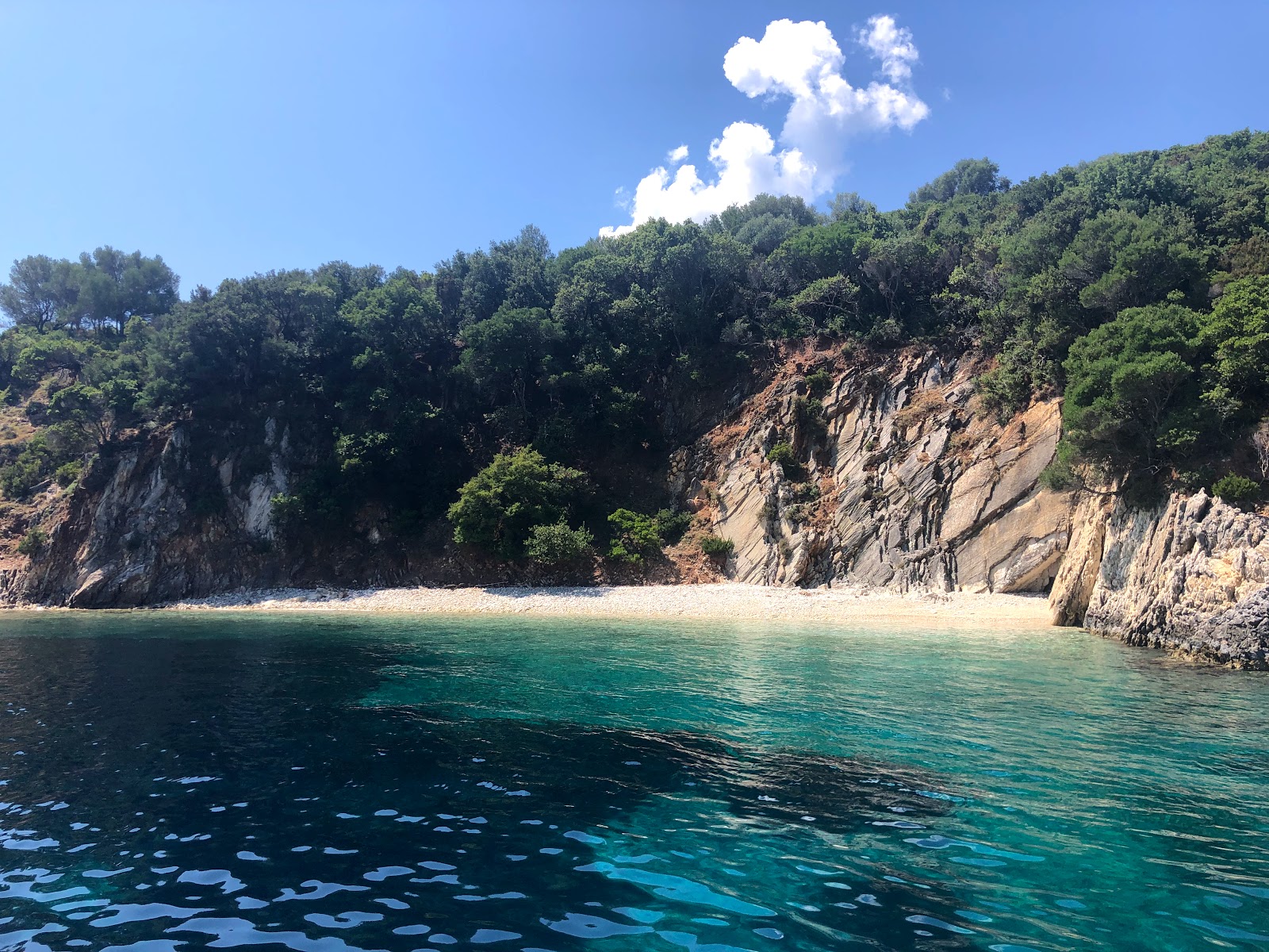 Foto di Tsoutsouli beach II con una superficie del sabbia beige e ciottoli