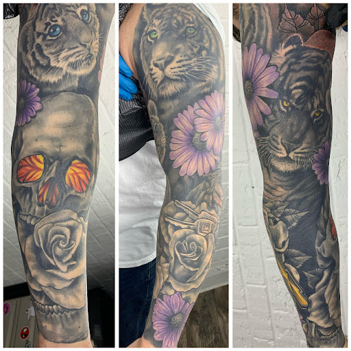 Explore knee cap tattoo ideas, creative tattoo ideas in Syracuse, available at Oculus Tattoo Lounge