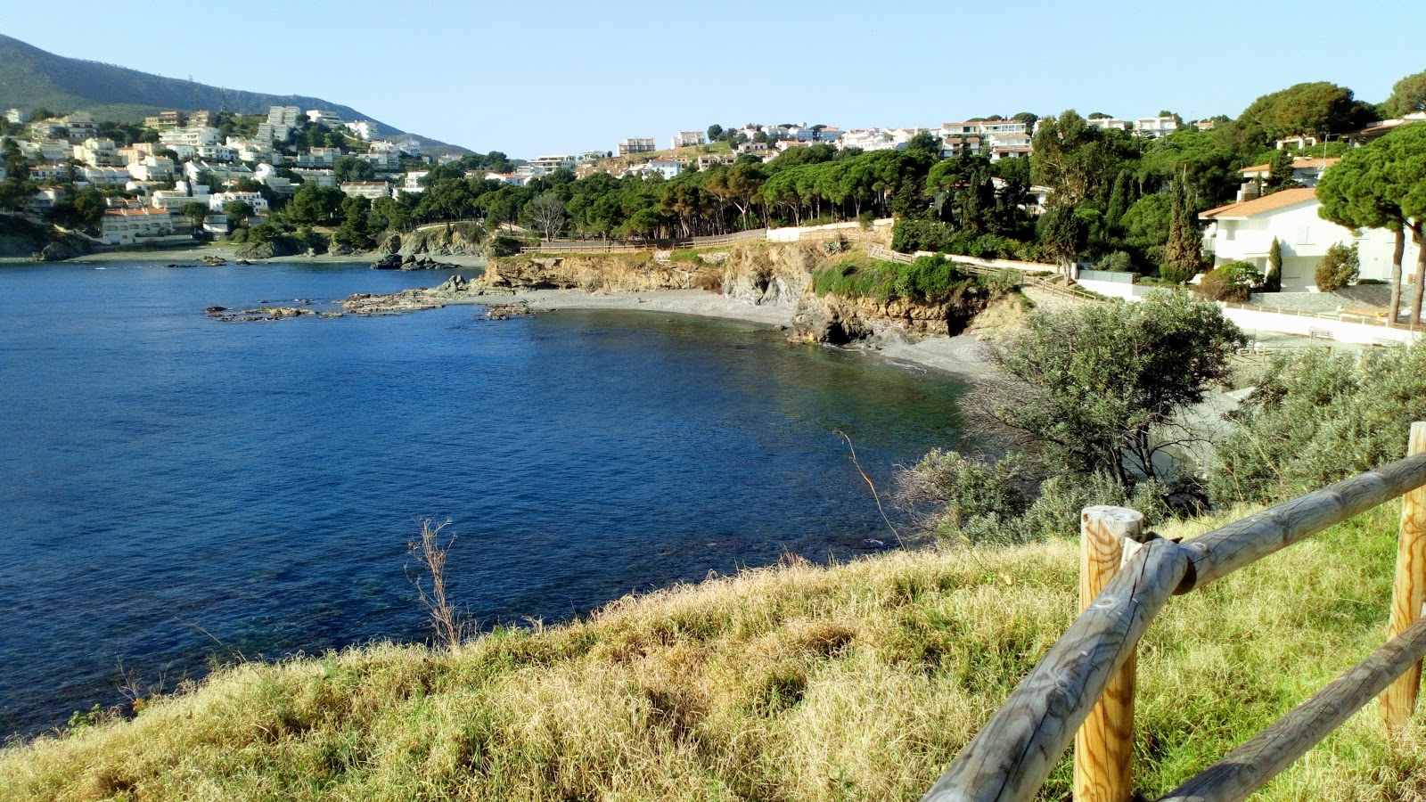 Foto di Platja d'en Robert con una superficie del ciottoli grigi