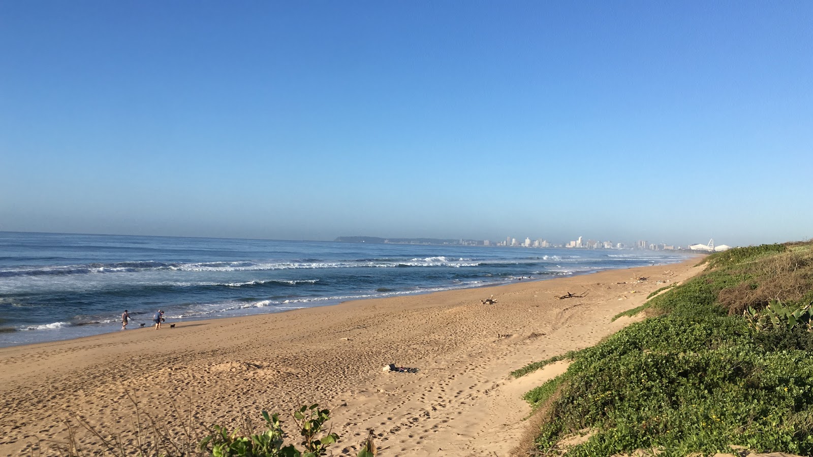 Zdjęcie beachwood beach z powierzchnią turkusowa woda