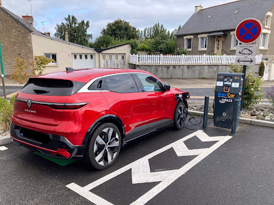 Borne de recharge pour véhicules électriques à Bréhand