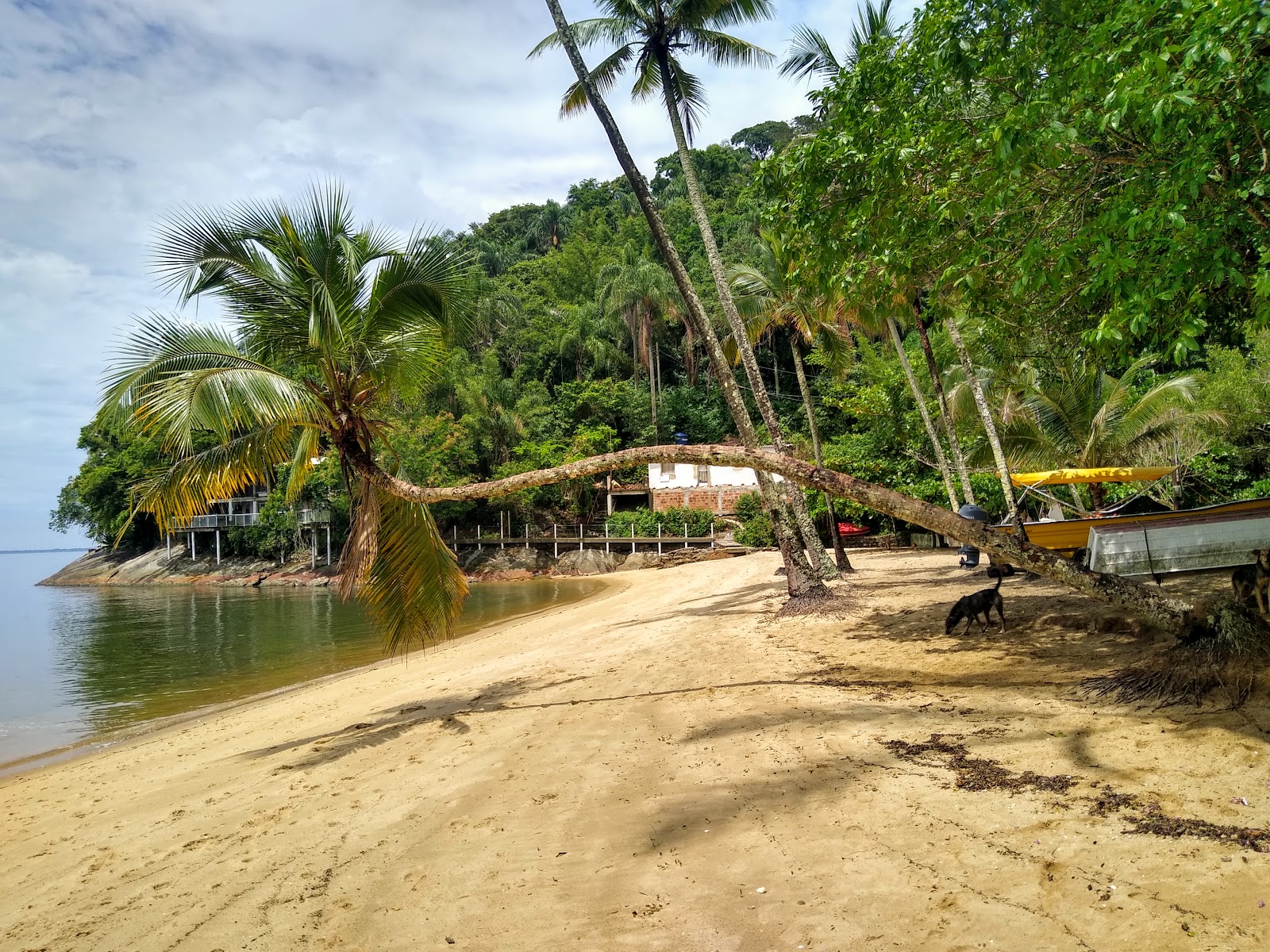 Foto von Maria Russa Strand von Klippen umgeben