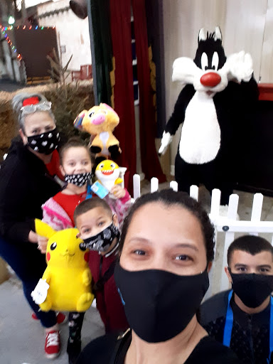 Shopping Mall «Looney Tunes Mall - Six Flags Over Texas», reviews and photos, 2201 E Road to Six Flags St, Arlington, TX 76011, USA